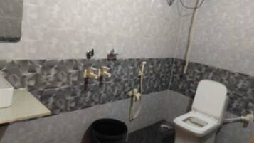 Amenidades de baño gratuitas, toallas, jabón, shampoo