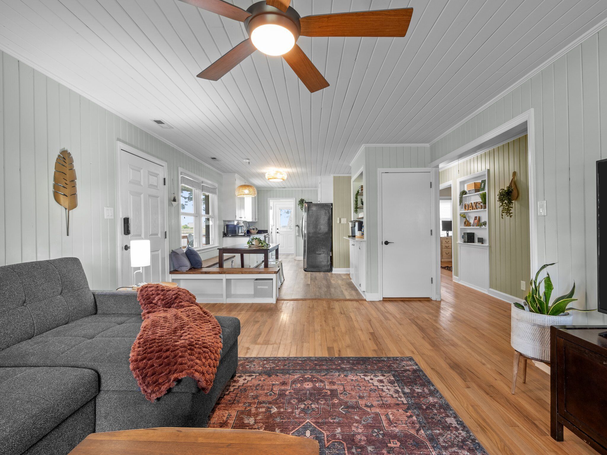 Smart TV, books, offices, computer monitors