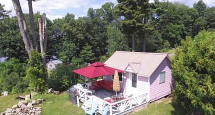 Charming cottage on the Great Sacandaga Lake, perfect for a relaxing getaway