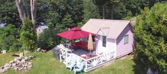 Charming cottage on the Great Sacandaga Lake, perfect for a relaxing getaway