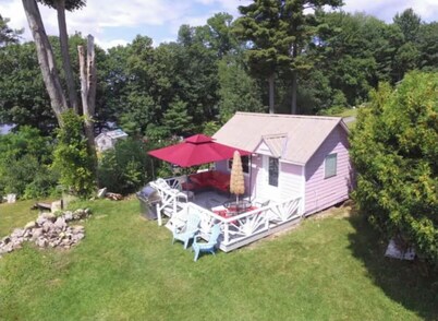 Charming cottage on the Great Sacandaga Lake, perfect for a relaxing getaway