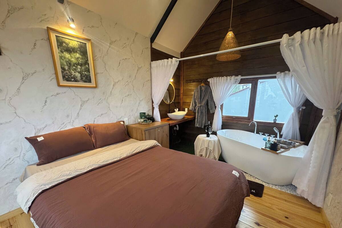 Blackout curtains, free WiFi, bed sheets