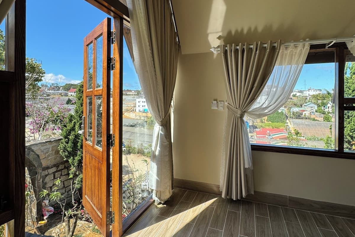 Blackout curtains, free WiFi, bed sheets