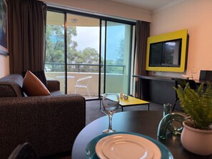 TV - Stylish City Stay in Parramatta + Pool & Parking (Parramatta)