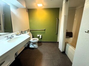 Bathroom - Travelodge by Wyndham Flowood (Flowood)