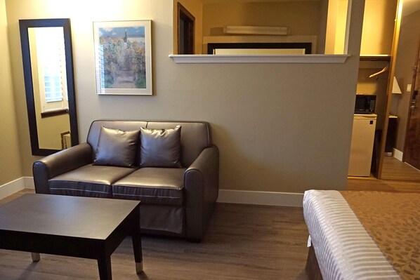 Living area - Travelodge by Wyndham Concord (Concord)