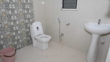 Separate tub and shower, hydromassage showerhead, free toiletries