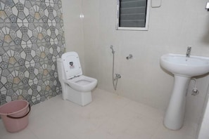 Separate tub and shower, hydromassage showerhead, free toiletries