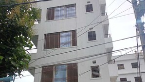 A multi-story building with a sign for "MANYAVAR GUEST HOUSE" and "JUNCTION BANKY RESTAURANT". - Manyavar Guest House (Deoghar)