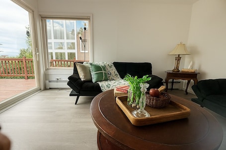 TV. Spacious 4BR Home in Prime Downtown Spot