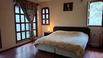 4 bedrooms, iron/ironing board, internet, bed sheets