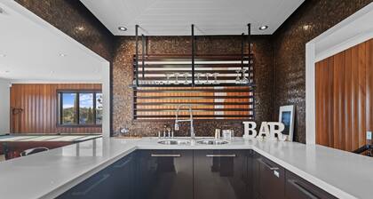 Maroochydore 5-Bed Retreat with Pergola & Bar