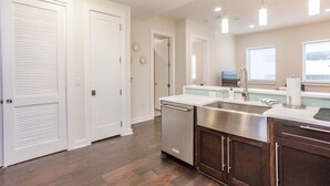 Unclassified image, 4 of 75, button - Constellations Elegant 1 BR in Downtown Houston (Houston)