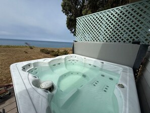 Banyera d'hidromassatge a l'aire lliure