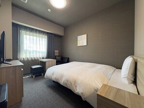 Escritorio, espacio para trabajar con laptop y cortinas blackout 