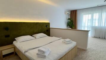 Triple Room | Desk, laptop workspace, free WiFi