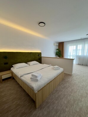 Desk, laptop workspace, free WiFi - Hotel Gala (Cluj-Napoca)