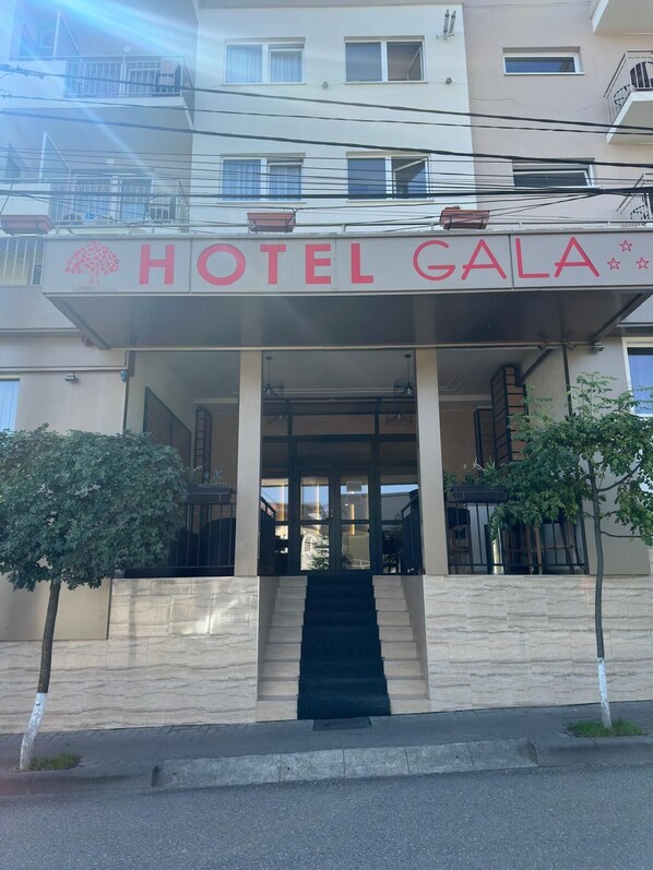 A hotel entrance with a sign reading "HOTEL GALA". - Hotel Gala (Cluj-Napoca)