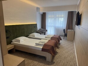 Twin Room | Desk, laptop workspace, free WiFi