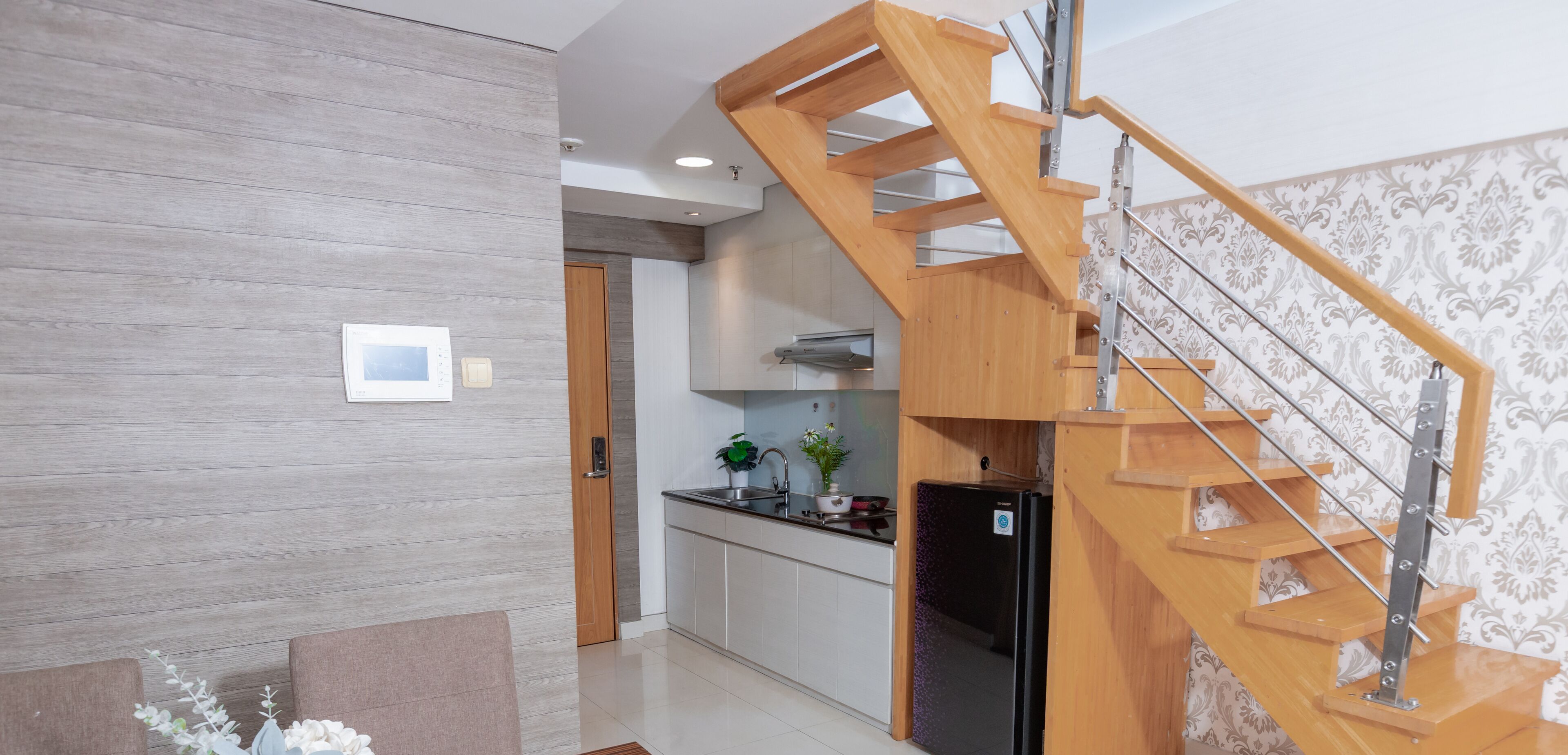 Apartamento família, vista para a cidade | Opções para refeição no quarto
