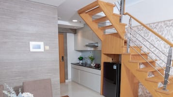 Apartamento família, vista para a cidade | Opções para refeição no quarto