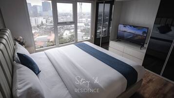 Family Apartment, City View | Desk, free WiFi