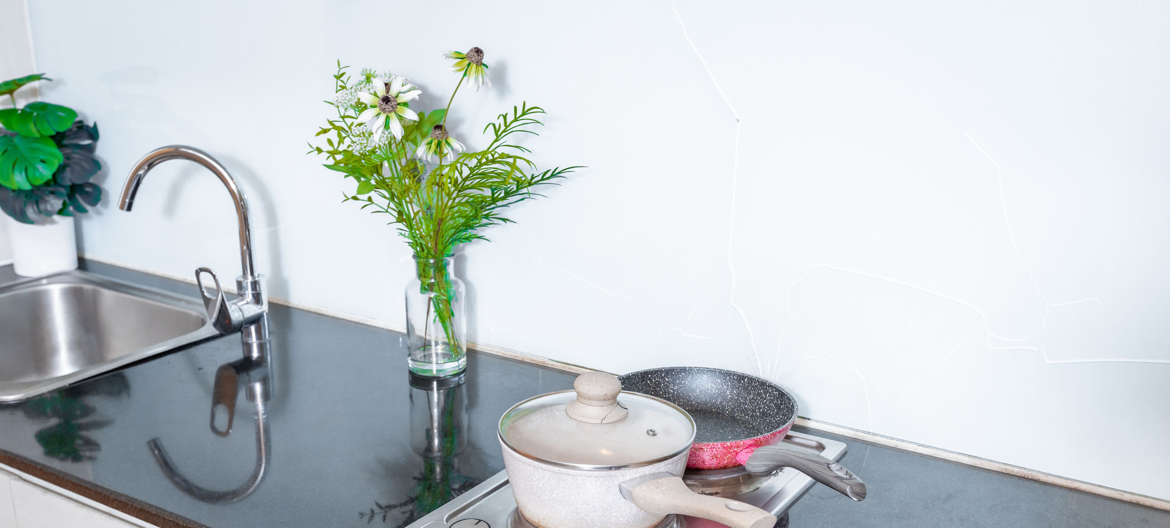 Apartamento família, vista para a cidade | Cozinha privada | Geladeira grande, cooktop, talheres/pratos/utensílios de cozinha