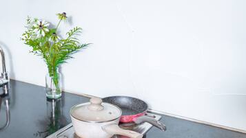 Family Apartment, City View | Private kitchen