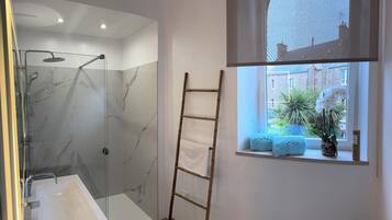 Douche, sĂšche-cheveux, serviettes fournies, savon