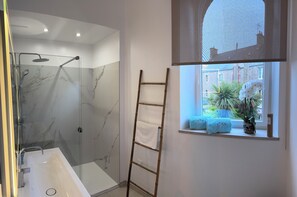 Een douche, een haardroger, handdoeken, zeep