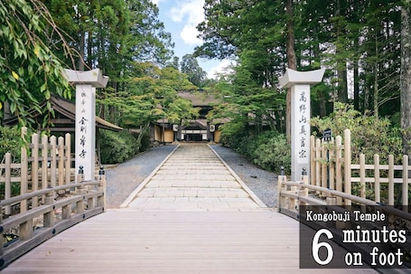 Ecotours. Koyasan Gokuraku Stay