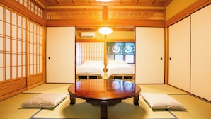 Een traditionele Japanse kamer met tatami matten, een lage houten tafel en shoji schermen.