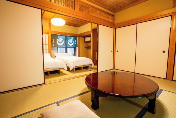 Deluxe Room | In-room safe