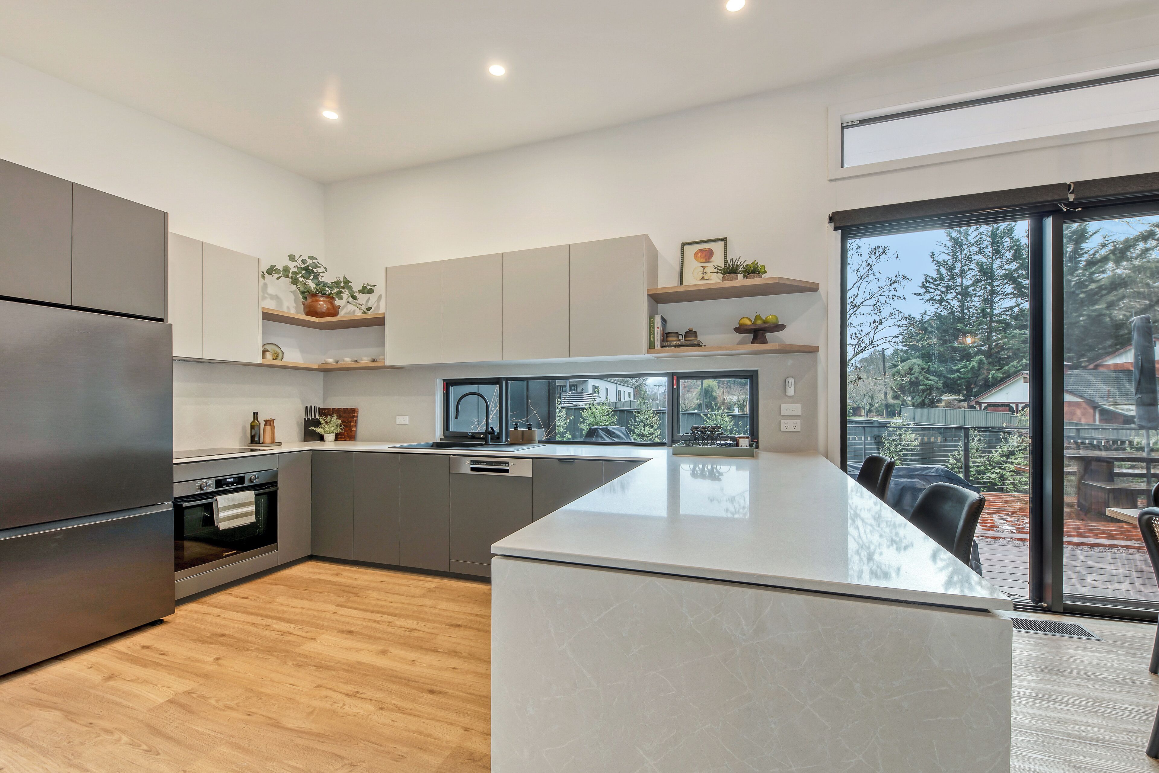 Kjøleskap, mikrobølgeovn, kokeplater og oppvaskmaskin