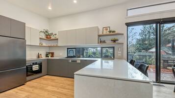 Fridge, microwave, stovetop, dishwasher