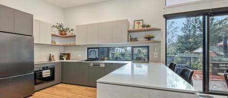 Fridge, microwave, stovetop, dishwasher