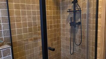 Dusche, Haartrockner, Handtücher, Seife