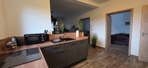 Kjøleskap, mikrobølgeovn, ovn og kokeplater