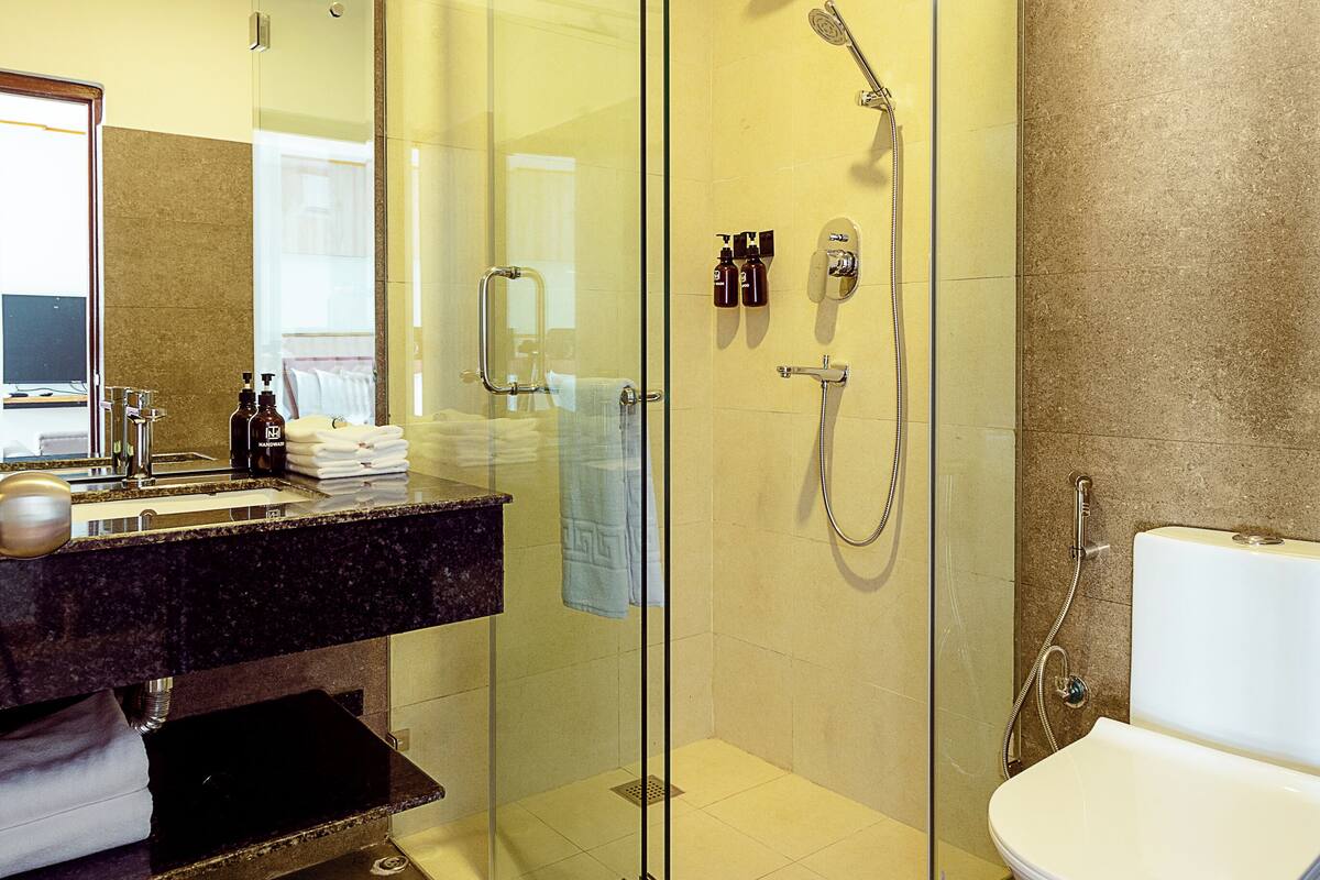 Monolocale Deluxe | Bagno | Doccia, set di cortesia gratuito, pantofole, bidet