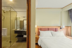 Dusche, kostenlose Toilettenartikel, Hausschuhe, Bidet