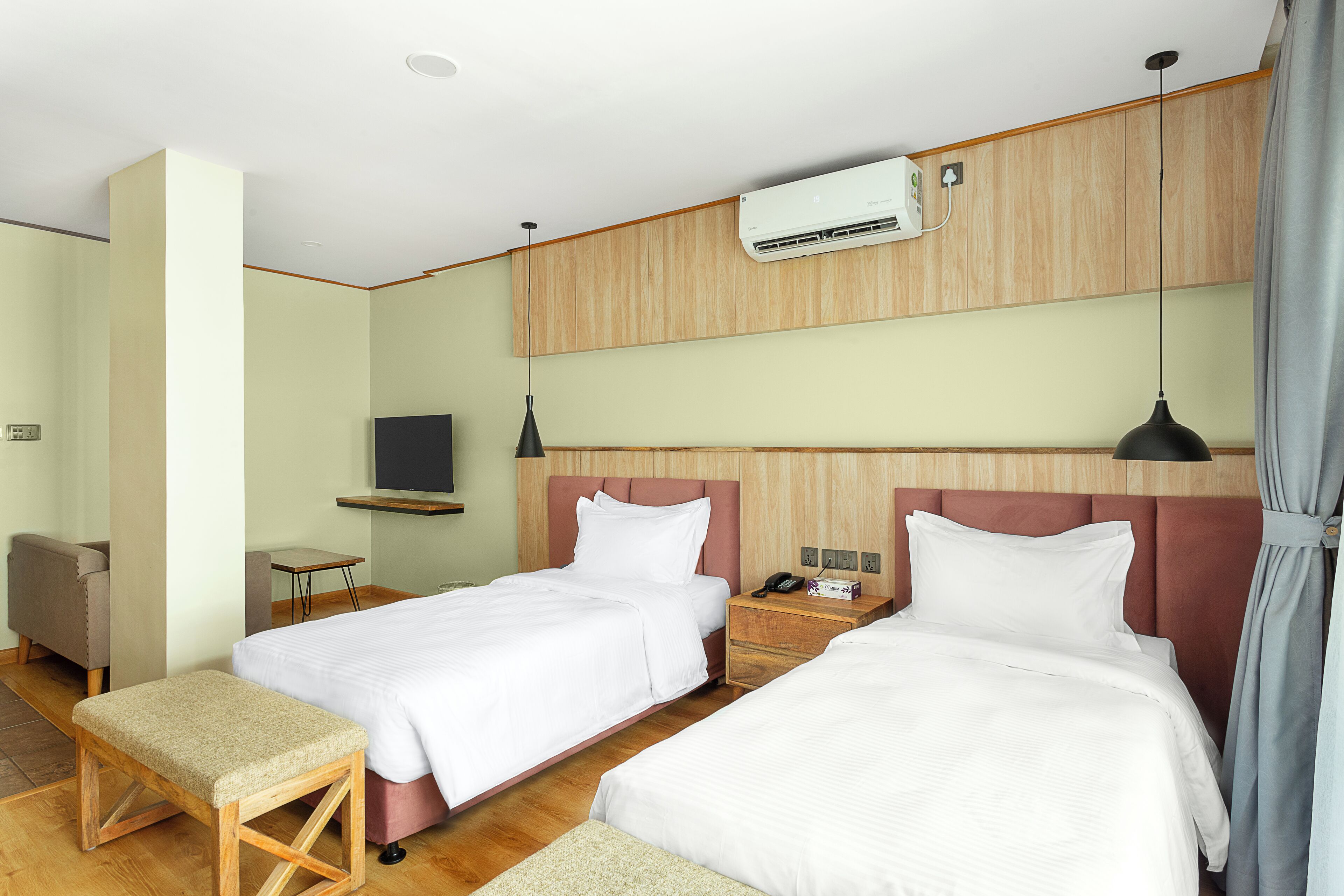 Escritorio, espacio para trabajar con laptop y cortinas blackout 