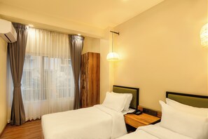 Deluxe Studio | Blackout drapes, free WiFi, bed sheets