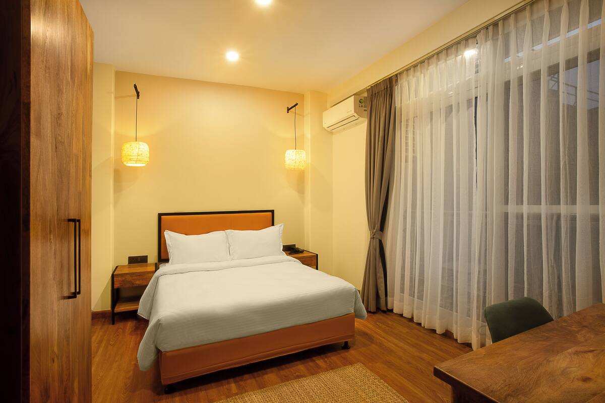 Blackout drapes, free WiFi, bed sheets