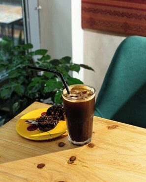 Desayuno buffet (USD 6 por persona) 