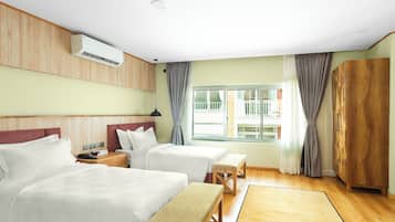 Escritorio, espacio para trabajar con laptop y cortinas blackout