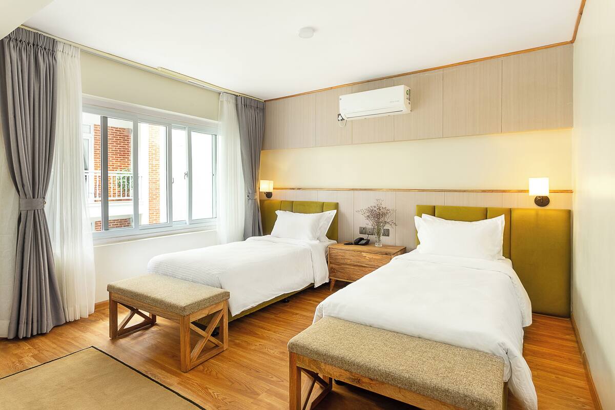 Blackout drapes, free WiFi, bed sheets