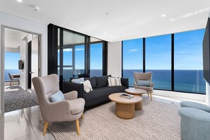 TV - Oceanfront Luxury w/ Pool & Gym (Gold Coast)