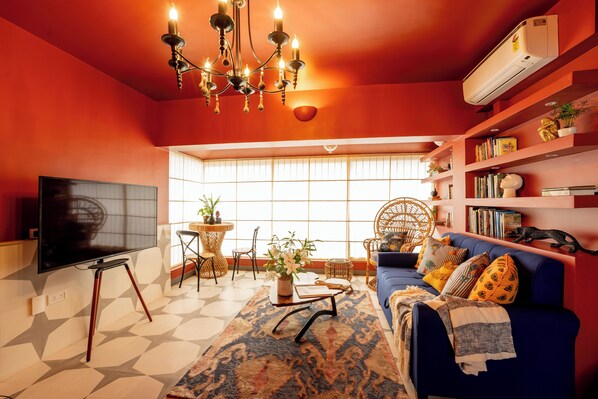 Stórt einbýlishús - svalir | Stofa | Flatskjársjónvarp