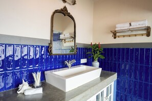 Sturta, hárblásari, inniskór, handklæði