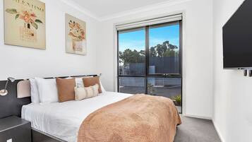 4 bedrooms, iron/ironing board, Internet, bed sheets